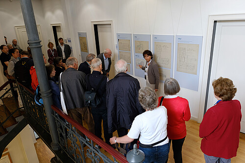 Ria Hoheisel, Abteilungsleiterin Bau- und Kunstpflege der Klosterkammer, erklärt einer Gruppe von Besuchern beim Tag der offenen Tür historische Baupläne.