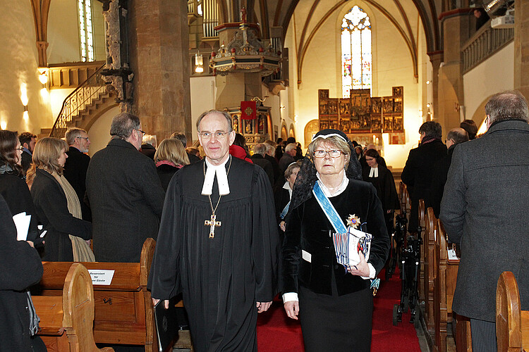 Landesbischof und Äbtissin gehen nach dem Festgottesdienst Seite an Seite aus der Kirche.