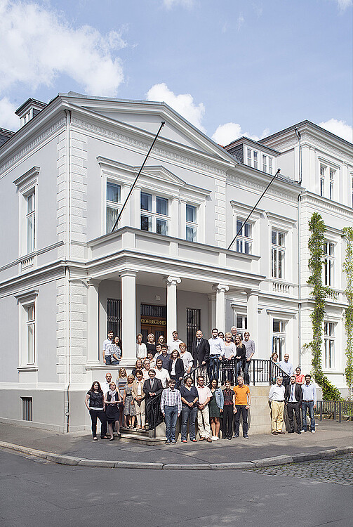 Vor dem Haupteingang zur Klosterkammer in Hannover stehen Mitarbeiterinnen und Mitarbeiter.