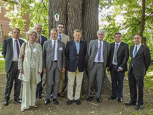 Eine Gruppe von Personen, darunter Dr. Stephan Lüttich, Leiter der Abteilung Förderungen der Klosterkammer Hannover, stehen unter einem Baum.