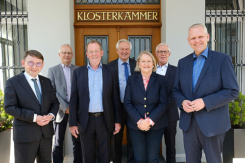 Kuratorium vor Dienstgebäude der Klosterkammer Hannover: Andreas Hesse, Prof. Dr. Ludwig Theuvsen, Prof. Dr. Hans-Albert Lennartz, Prof. Dr. Felix Bernard, Dr. Kristin Püttmann, Reinhard Rawe (von links). Foto: Harald Koch