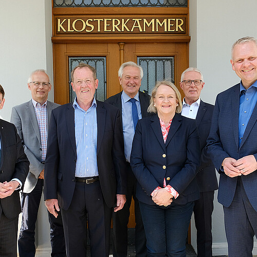Kuratorium vor Dienstgebäude der Klosterkammer Hannover: Andreas Hesse, Prof. Dr. Ludwig Theuvsen, Prof. Dr. Hans-Albert Lennartz, Prof. Dr. Felix Bernard, Dr. Kristin Püttmann, Reinhard Rawe (von links). Foto: Harald Koch