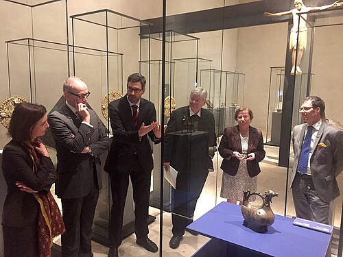 Vier Männer, darunter Dr. Stephan Lüttich von der Klosterkammer, und drei Frauen stehen im Halbkreis um eine Vitrine in einem Museum.