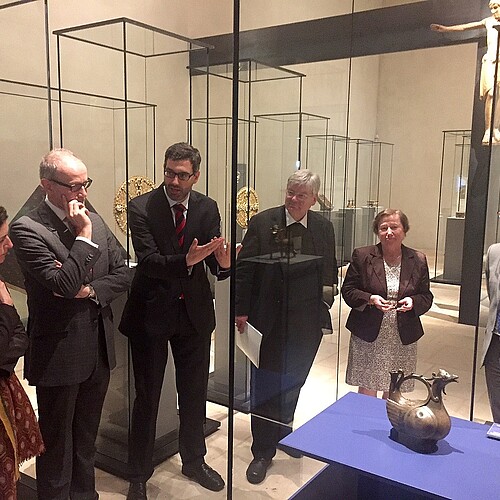 Vier Männer, darunter Dr. Stephan Lüttich von der Klosterkammer, und drei Frauen stehen im Halbkreis um eine Vitrine in einem Museum.