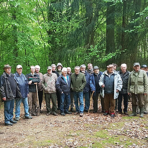 Eine Gruppe von Personen im Wald.