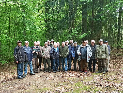 Eine Gruppe von Personen im Wald.