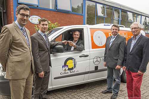 Fünf Männer, darunter Dr. Stephan Lüttich, Leiter der Abteilung Förderungen der Klosterkammer Hannover, stehen vor einem neuen Kühlfahrzeug.