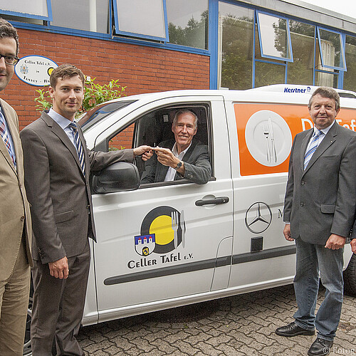Fünf Männer, darunter Dr. Stephan Lüttich, Leiter der Abteilung Förderungen der Klosterkammer Hannover, stehen vor einem neuen Kühlfahrzeug.