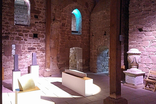 Ein Innenraum im Westteil der Klosterkirche Fredelsloh - mit abstrakten Skulpturen.