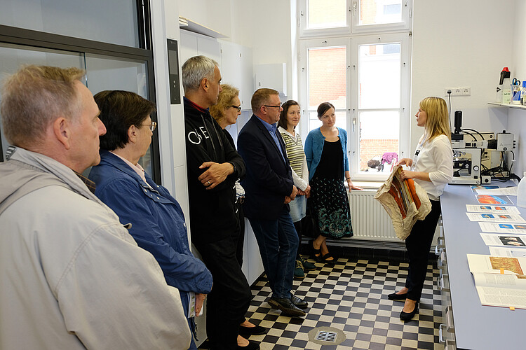 In der Restaurierungswerkstatt zeigte Restauratorin Kirsten Schröder das Labor.