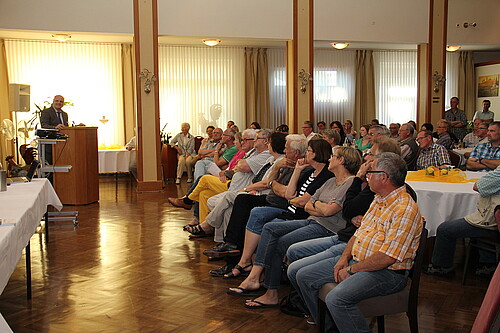 Eine Gruppe von Personen hören Herrn Dr. Matthias Nagel, Abteilungsleiter der Liegenschaften der Klosterkammer zu.