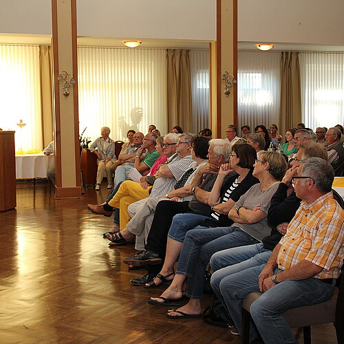 Eine Gruppe von Personen hören Herrn Dr. Matthias Nagel, Abteilungsleiter der Liegenschaften der Klosterkammer zu.