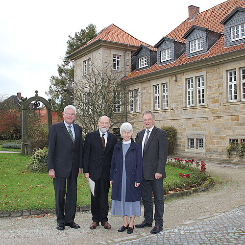 Schwester Barbara Silbe, Äbtissin des Kloster Barsinghausen und drei Männer, darunter Klosterkammer-Präsident Hans-Christian Biallas, stehen vor dem Kloster Barsinghausen.
