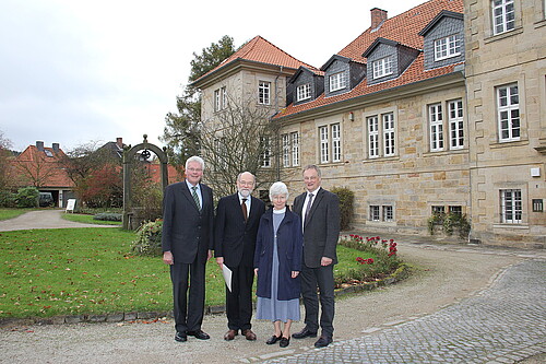 Schwester Barbara Silbe, Äbtissin des Kloster Barsinghausen und drei Männer, darunter Klosterkammer-Präsident Hans-Christian Biallas, stehen vor dem Kloster Barsinghausen.