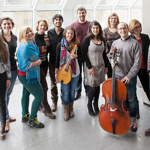 Zwölf Studentinnen und Studenten der Musikhochschule Hannover mit ihren Instrumenten.