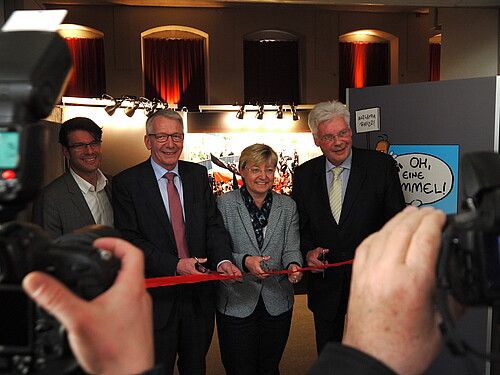 Vier Personen, darunter Klosterkammer-Präsident Hans-Christian Biallas, stehen hinter einem roten Band mit Scheren in der Hand.