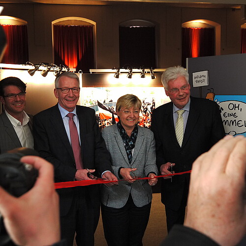 Vier Personen, darunter Klosterkammer-Präsident Hans-Christian Biallas, stehen hinter einem roten Band mit Scheren in der Hand.