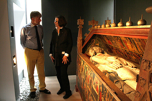 Renate von Randow, Äbtissin des Klosters Wienhausen und Max Freiherr von Boeselager, Restaurator der Klosterkammer unterhalten sich.