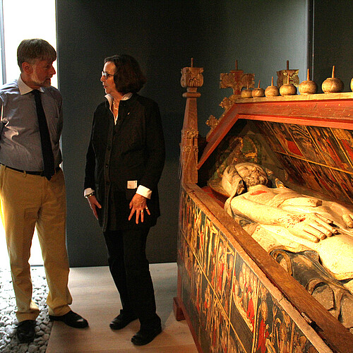 Renate von Randow, Äbtissin des Klosters Wienhausen und Max Freiherr von Boeselager, Restaurator der Klosterkammer unterhalten sich.