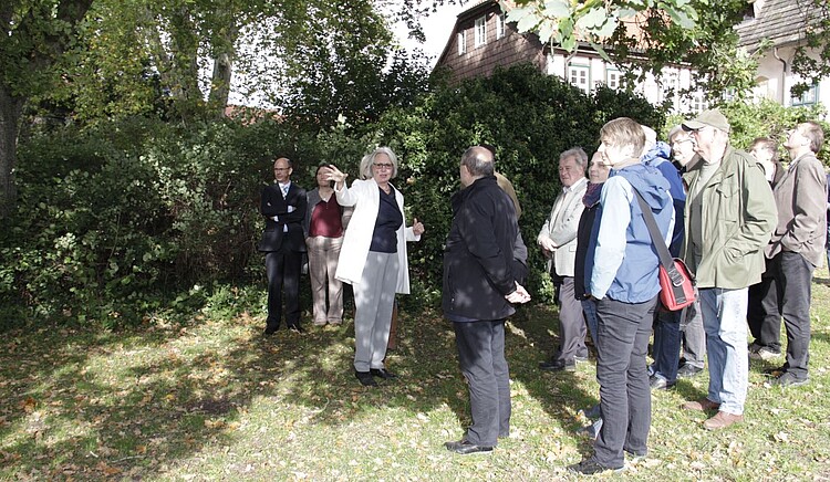 Eine Menschenmenge im Garten.