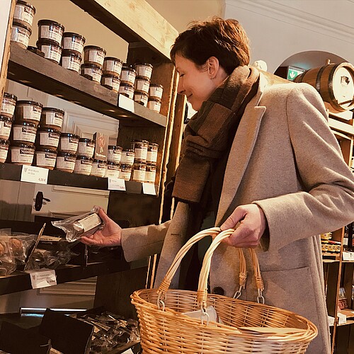 Eien Frau wählt Produkte im Hofladen auf dem Gelände des ehemaligen Klosters Wöltingerode aus.