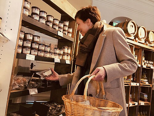 Eien Frau wählt Produkte im Hofladen auf dem Gelände des ehemaligen Klosters Wöltingerode aus.