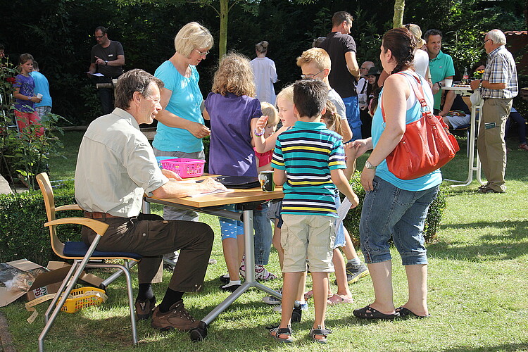 Frank Hagen, Revierförster der Klosterforsten, erklärt Kindern etwas.
