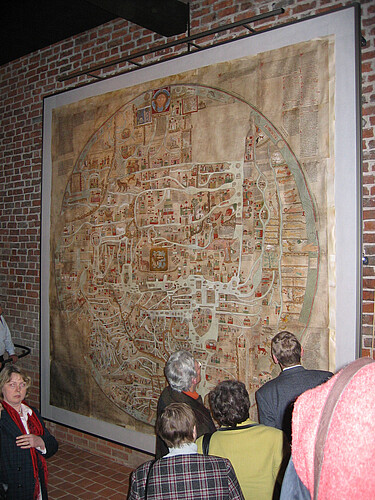 Eine Gruppe von Personen betrachtet die Ebstorfer Weltkarte.