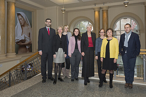 Sechs Frauen und zwei Männer, darunter Dr. Stephan Lüttich, Leiter der Abteilung Förderungen der Klosterkammer, stehen im Landesmuseum Hannover.