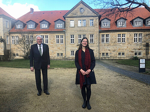 Dr. Henrike Wahl, neue Äbtissin des Klosters Barsinghausen, und Klosterkammer-Präsident Hans-Christian Biallas, stehen vor dem Kloster Barsinghausen.