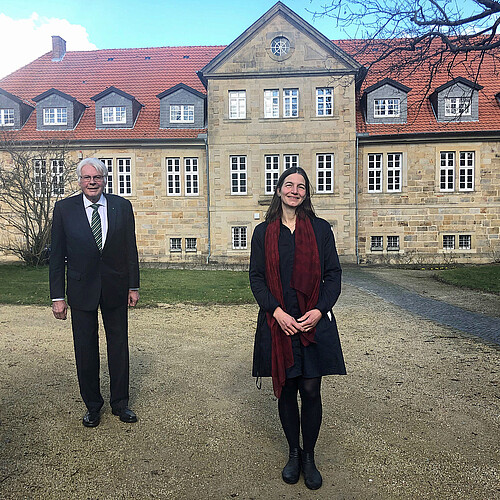 Dr. Henrike Wahl, neue Äbtissin des Klosters Barsinghausen, und Klosterkammer-Präsident Hans-Christian Biallas, stehen vor dem Kloster Barsinghausen.
