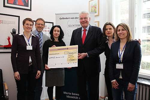 Vier Frauen und zwei Männer, darunter Klosterkammer-Präsident Hans-Christian Biallas, bei einer Scheck-Übergabe des Vereins „Waage Hannover“.