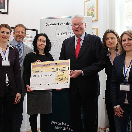 Vier Frauen und zwei Männer, darunter Klosterkammer-Präsident Hans-Christian Biallas, bei einer Scheck-Übergabe des Vereins „Waage Hannover“.