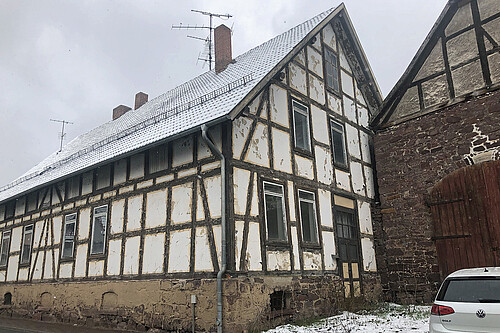 Ein baufälliges Fachwerkhaus, das zum Ilfelder Stiftsgut gehörte.
