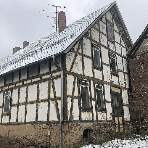 Ein baufälliges Fachwerkhaus, das zum Ilfelder Stiftsgut gehörte.