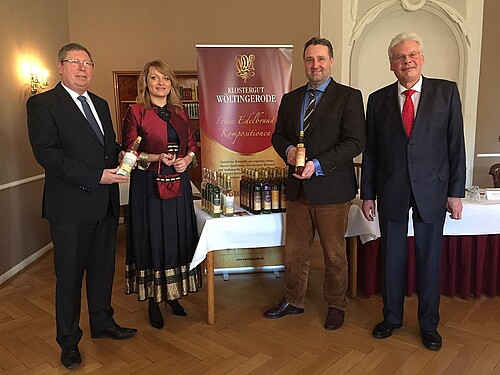 Vier Personen, darunter Klosterkammer-Präsident Hans-Christian Biallas, stehen vor einem Tisch mit Spirituosen-Flaschen.