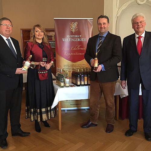 Vier Personen, darunter Klosterkammer-Präsident Hans-Christian Biallas, stehen vor einem Tisch mit Spirituosen-Flaschen.