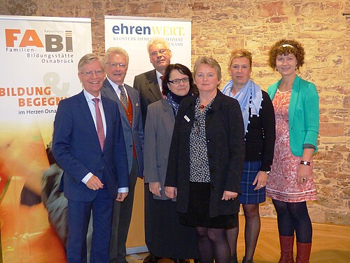 Vier Frauen und drei Männer, darunter Klosterkammer-Präsident Hans-Christian Biallas, stehen vor zwei Tafeln.