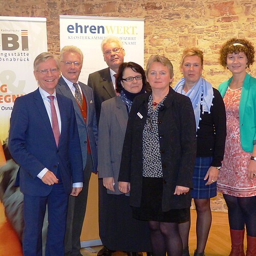 Vier Frauen und drei Männer, darunter Klosterkammer-Präsident Hans-Christian Biallas, stehen vor zwei Tafeln.