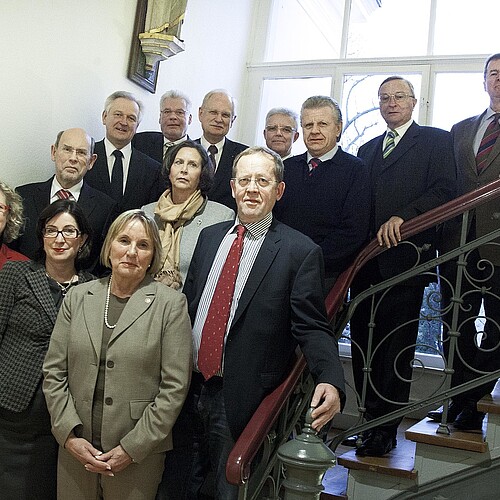 Auf einer Treppe im Dienstgebäude der Klosterkammer steht eine größere Gruppe an Personen auf unterschiedlichen Stufen.