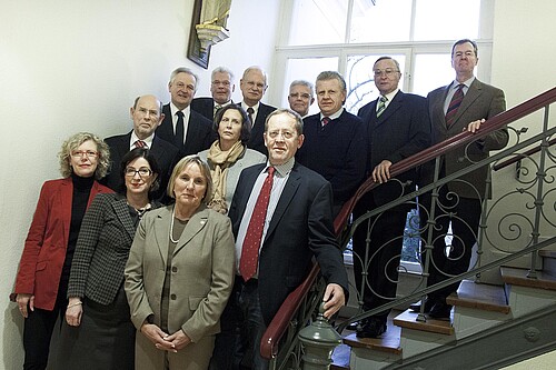 Auf einer Treppe im Dienstgebäude der Klosterkammer steht eine größere Gruppe an Personen auf unterschiedlichen Stufen.