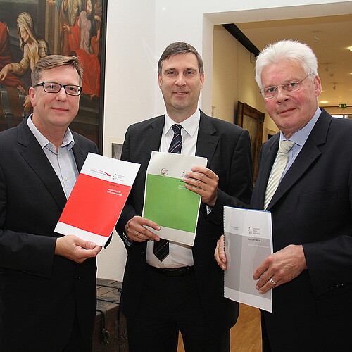 Drei Männer, darunter Klosterkammer-Präsident Hans-Christian Biallas, halten Papier in den Händen.