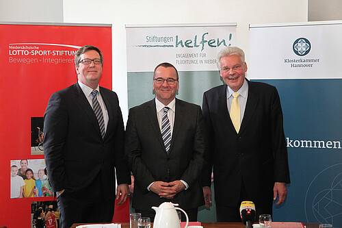 Drei Herren, darunter Boris Pistorius, Niedersächsischer Minister, stehen nebeneinander.