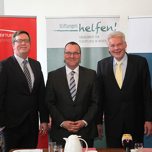 Drei Herren, darunter Boris Pistorius, Niedersächsischer Minister, stehen nebeneinander.