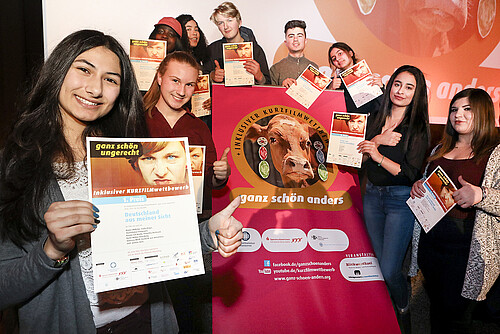 Schüler der Leonore-Goldschmidt-Schule im hannoverschen Stadtteil Mühlenberg  halten ein Plakat hoch.