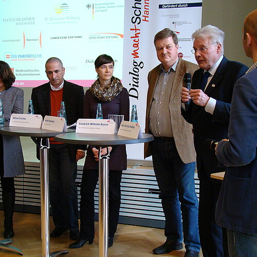 Zwei Frauen und drei Männer, darunter Klosterkammer-Präsident Hans-Christian Biallas stehen vor einem Roll-Up.