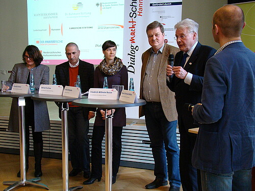 Zwei Frauen und drei Männer, darunter Klosterkammer-Präsident Hans-Christian Biallas stehen vor einem Roll-Up.