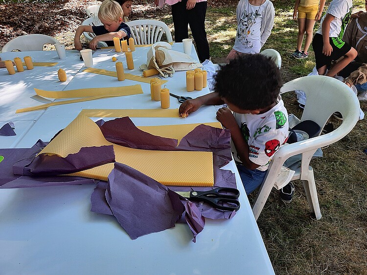 Kinder, Gartentisch, Gartenstühle, Kerzen aus Bienenwachsplatten