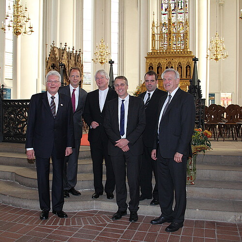 Sechs Männer, darunter Klosterkammer-Präsident Hans-Christian Biallas, stehen im Dom Verden.