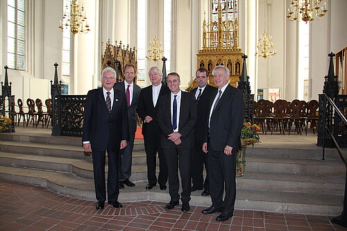 Sechs Männer, darunter Klosterkammer-Präsident Hans-Christian Biallas, stehen im Dom Verden.